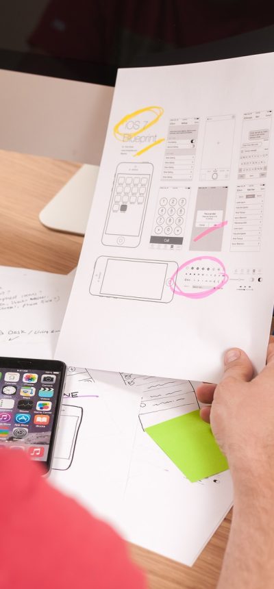 武动乾坤 App 首页界面截图，顶部检索框下方是近期更新条目列表，米白背景配砖红标题栏